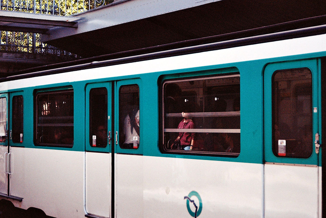 jeu de lumière entre une passagère sur le quais de la ligne 6 et le métro à quai