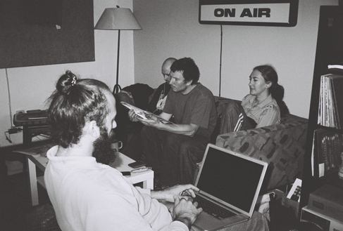 Tuning into Questioning Voices:
Independent Radio as a Minor Media Practice