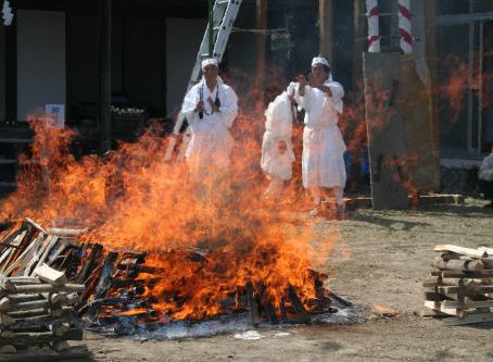 一心様の火渡り・刃渡りが行われます