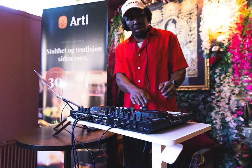 DJ spiller musikk på Arti Indisk sin 30-årsfeiring, i restauranten i Bergen.