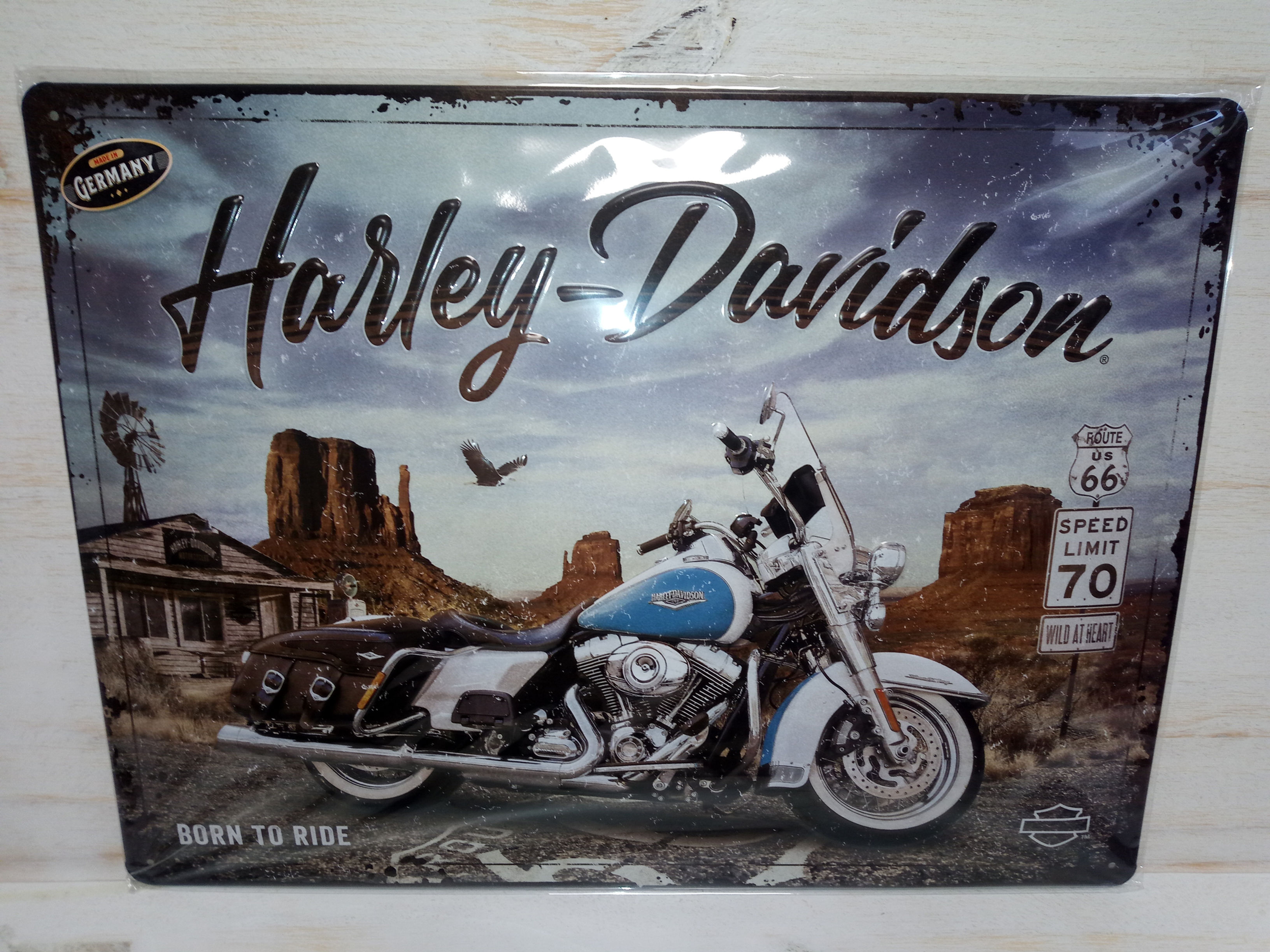 Plaque métal Harley-Davidson avec une moto et un panneau route 66. Plaque bombée et en relief. 30 x 40 cm . Nostalgic-Art