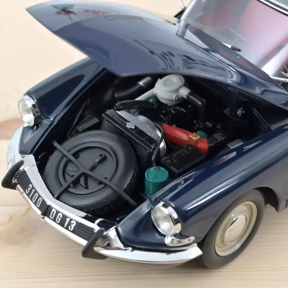 Miniature : Citroën ID 19 Break 1967 Bleu d'Orient 1:18 - 181770 - Norev - Vue sur le moteur