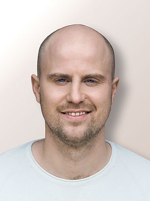 Präsentationscoach Johann Theisen - freundlich in die Kamera schauend