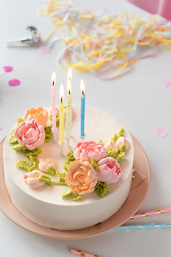 arreglo-de-mesa-para-evento-de-cumpleanos-con-pastel-y-confeti.jpg