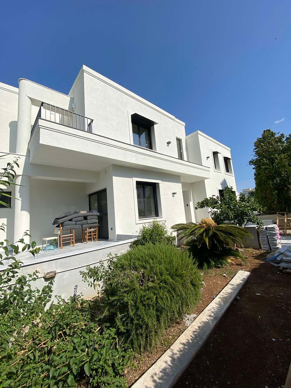 «Λεπτομέρεια εξωτερικού μεγάλης μοντέρνας μονοκατοικίας-βίλας στη Γλυφάδα μετά από ανακαίνιση ASSOS 