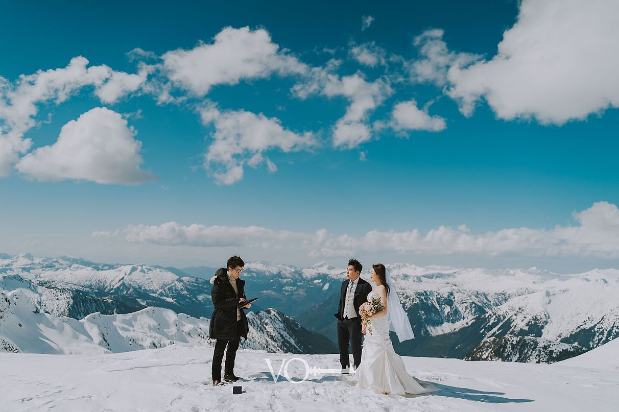 Intimate elopement in vancouver up on mountaintop