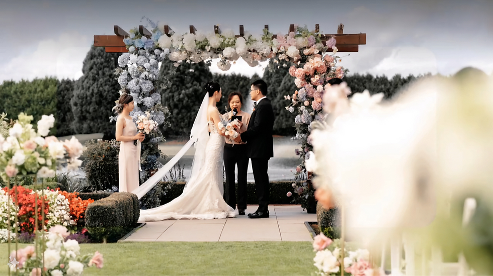 Mayfair Lakes 舉行的正式婚禮儀式,家人和朋友共同見證新人結婚
