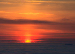 Spitzen über Wolken