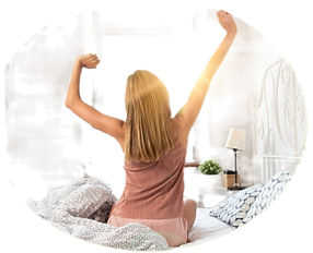 Vrouw rekt zich uit op bed na een goede nachtrust – illustratie van verbeterde slaap door hartcoherentie