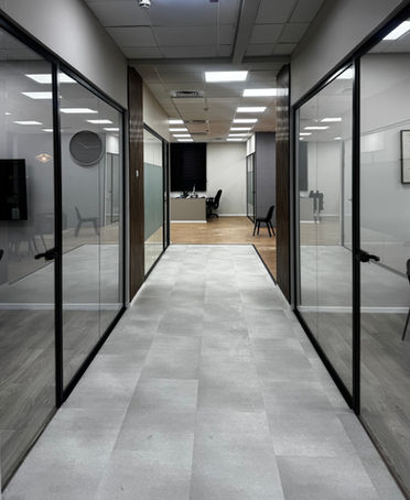 מסדרון משרדי מודרני עם דלתות זכוכית, VetroLux Pro מחיצות זכוכית