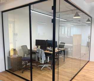 משרד מודרני עם קירות זכוכית,  VetroLux Pro מחיצות זכוכית