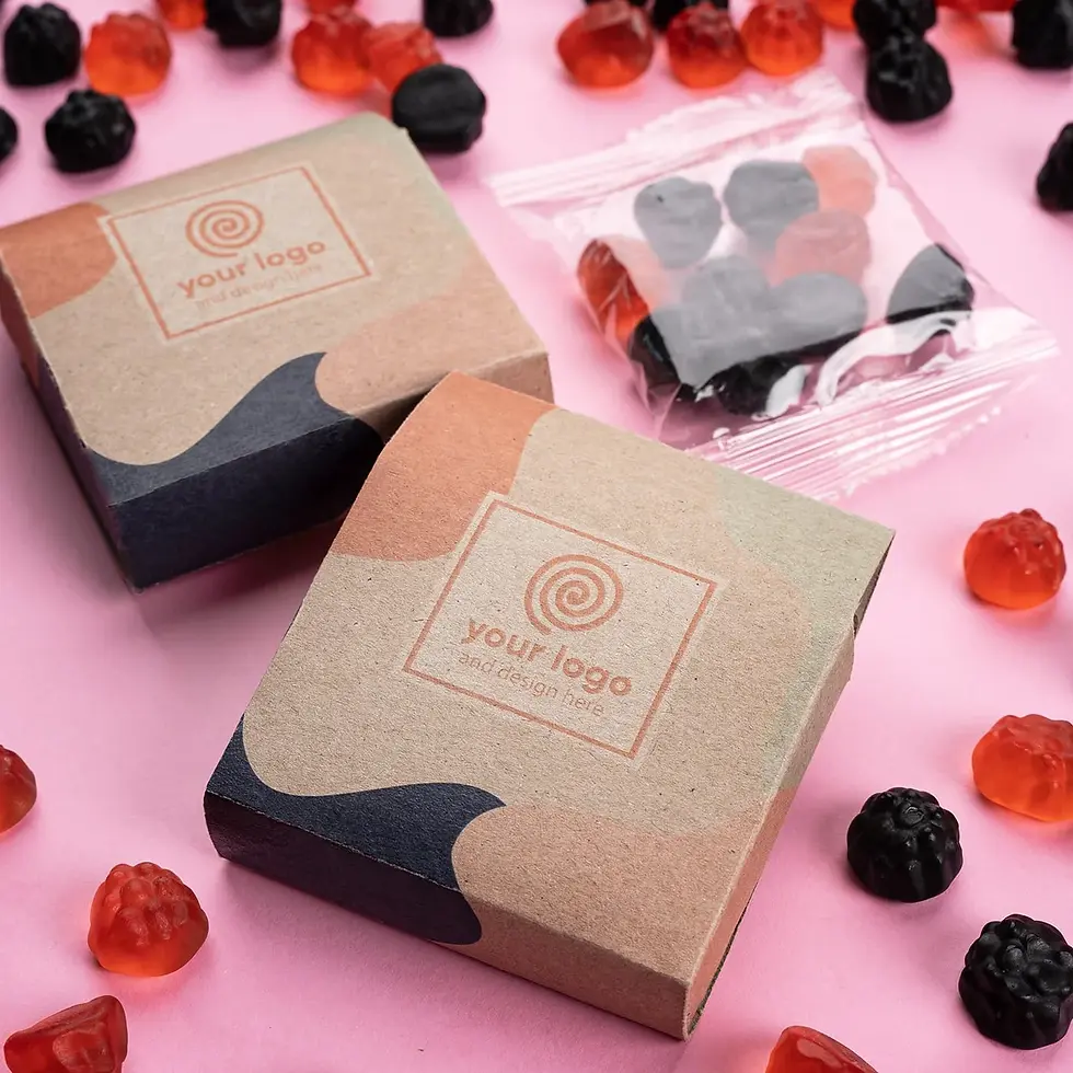 Eye-level view di scatole regalo dolci con logo aziendale e packaging elegante