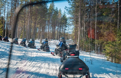 Pengembaraan Lapland Finland Snowmobile