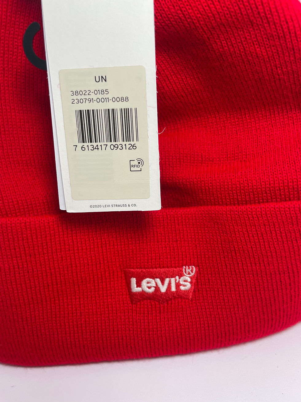 الصورة المصغرة: Levi's Red Batwing Embroidered Slouchy Beanie Bonnet 
