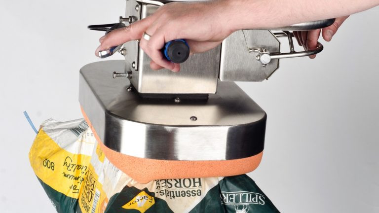 Sackhandling mit dem Vakuumsauger ezzFAST