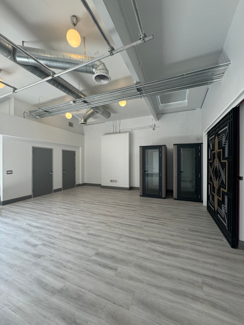 Sienna Sinclaire Studios Los Angeles, Burbank, North Hollywood: ideal for photography, filming, events. Features a white cyc 