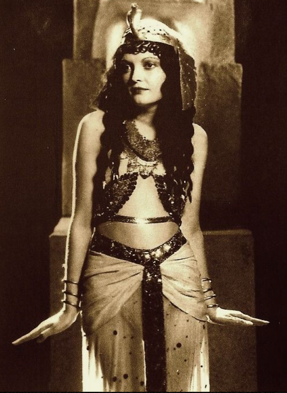 Egyptomania 1920s Art Deco Fashion