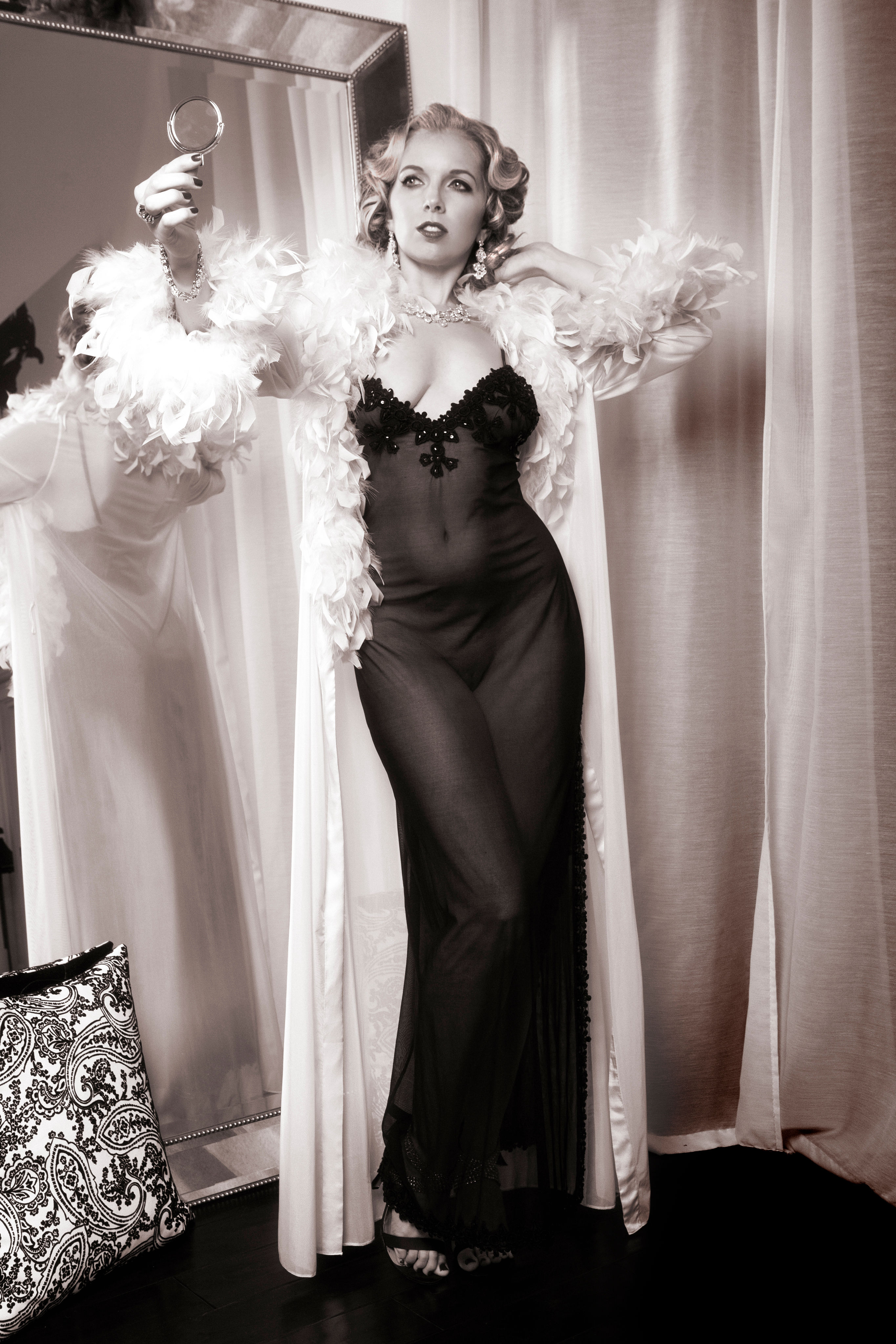 VIDEO + PHOTOS: Mae West