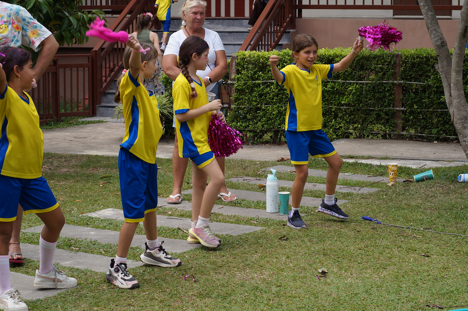 Students cheering in Si Ri Panya News Highlights.