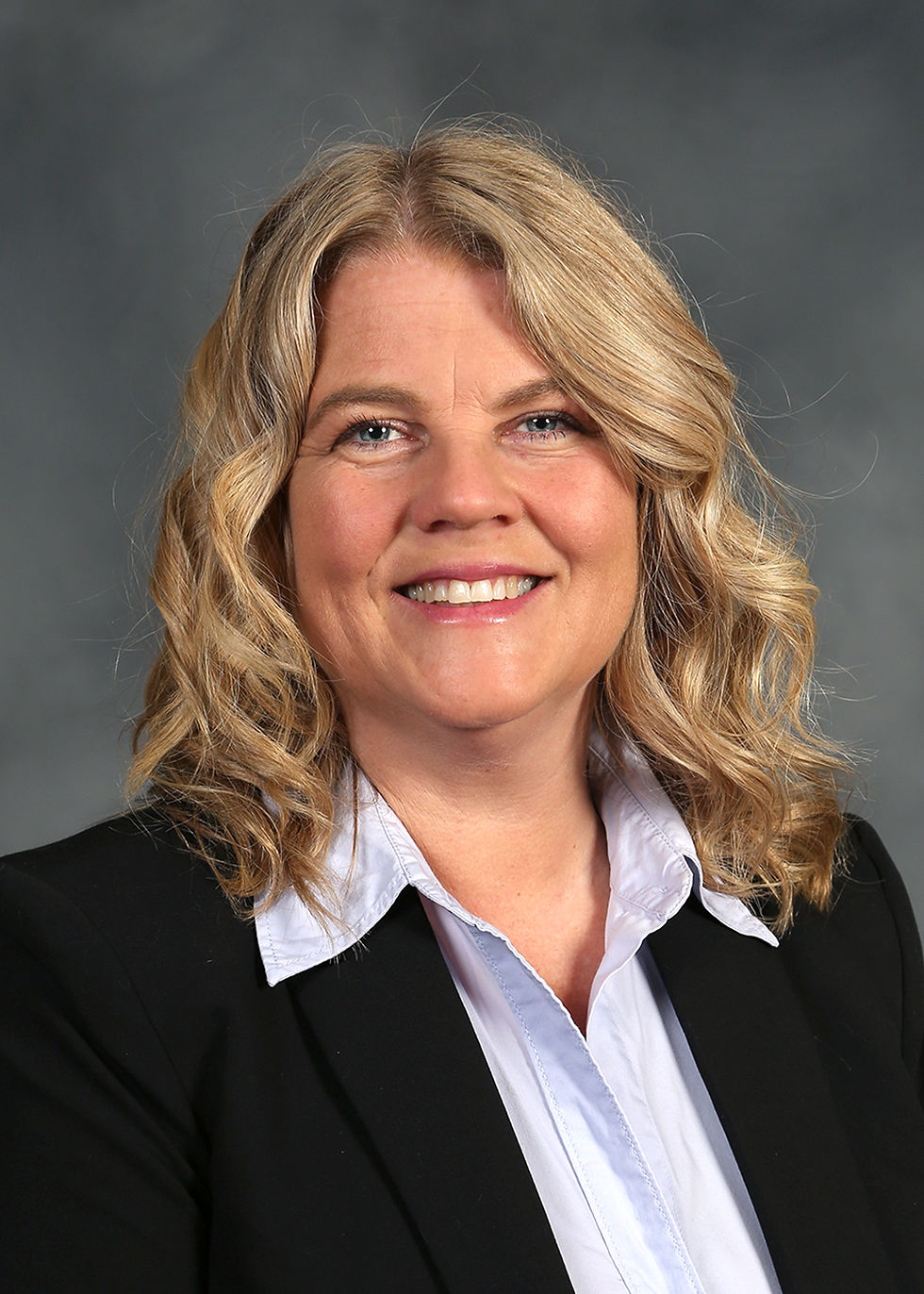 Professional headshot photo of Holly Rolewicz smiling