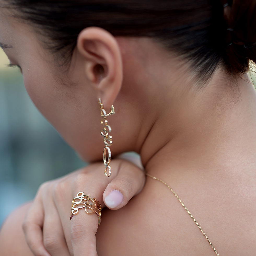 Thumbnail: Pair of Earrings (medium and long) with Diamonds in Line