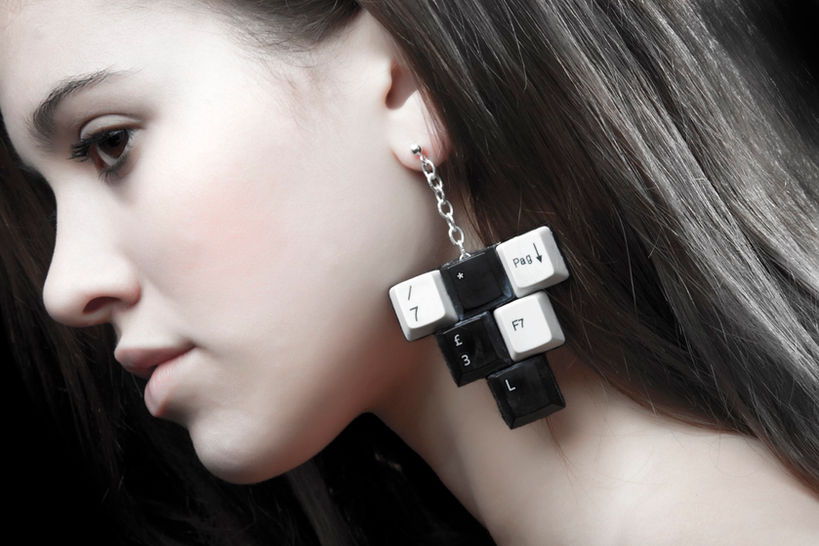 Nefertiti Collection | Recycled e-waste keycaps Nefertiti inspired earrings
- byLUDO ecotech