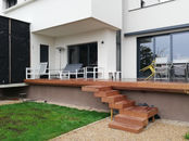 Réalisation d'une terrasse en bois avec son petit escalier pour un charme unique - RG Bois