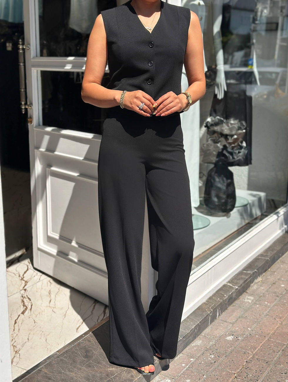 Siyah yan fermuarlı bol paça pantolon, mağaza vitrininde. | Violet Butik.