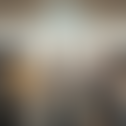 Manager valorisant son équipe lors d’une réunion collaborative, illustrant Management par la reconnaissance : Le guide complet pour transformer votre entreprise, engagement, bien-être au travail et performance collective.