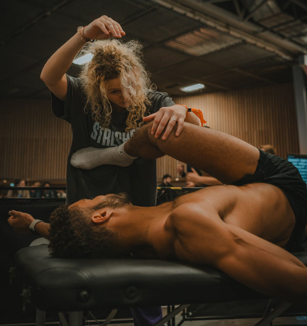 Séance de stretching pour la préparation d'un HYROX