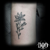 simple flower on forearm.jpg