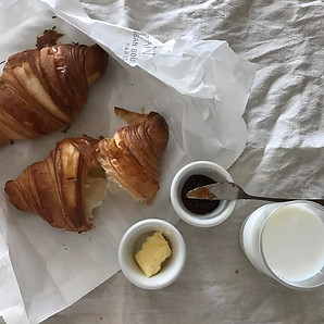 colazione con croissant e marmellata