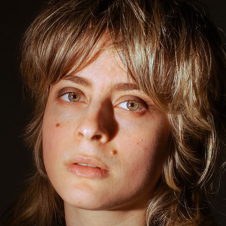 AZUL SCHENQUERMAN CON "DEMASIADO HUMANA"