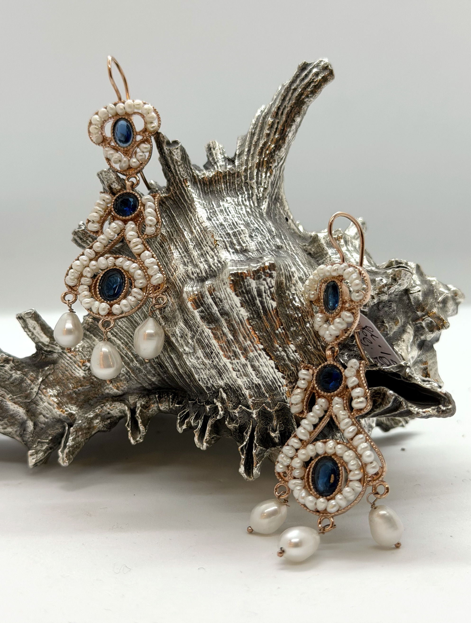 Orecchini Pendenti in Perline Biwa con Zirconi Blu – Argento Placcato Oro Rosa