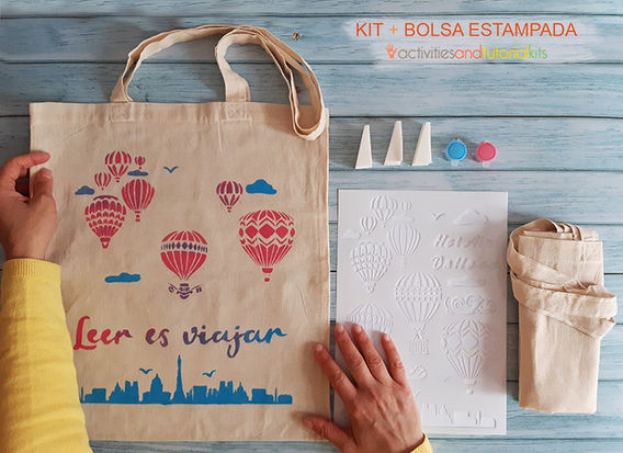 Bolsa de tela impresa con estarcido, de un kit DIY de Activities and tutorial kits, con dibujo de globos aerostáticos y frase que promueve la lectura. 