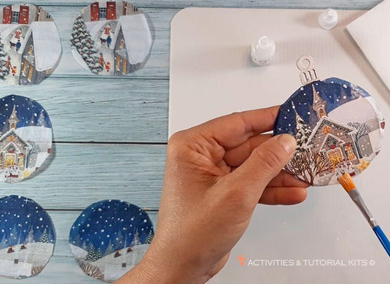 Adorno de Navidad para colgar en el árbol, del kit de manualidades Bolas de Navidad de madera y decoupage de Activities & Tutorial Kits