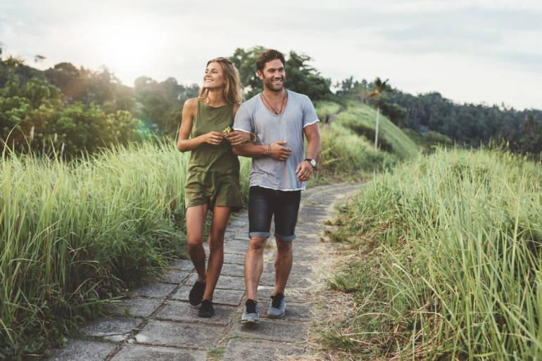 Profiter d'une marche en plein air après le repas n'est pas seulement agréable : c'est aussi une excellente façon d'aider son corps à mieux gérer la glycémie et de prendre soin de sa santé.