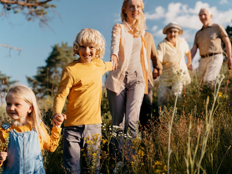 Un éloignement qui s’ouvre à la proximité.