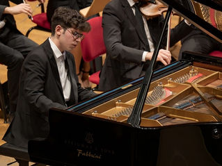 Ruben Xhaferi vince il Premio Venezia 2026 con Debussy e Chopin. Sul podio Buggiani e Piovesan: premi, programmi e futuro dei giovani pianisti.