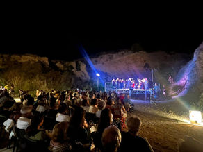 In Sicilia stanno trasformando un’area archeologica in un palco sotto le stelle: e il risultato è molto più folle del solito festival estivo