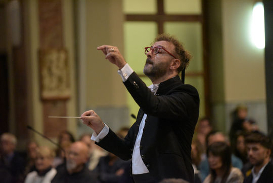 Concerto del Masolino Ensemble nella Chiesa di S. Stefano a Fino Mornasco (CO), con coro e orchestra diretti dal M° Matteo Madella durante l’esecuzione musicale.