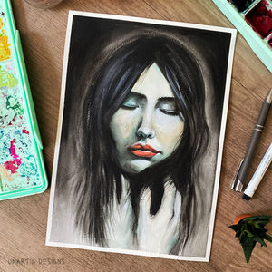 Gouache Bild von einer Frau mit schwarzen Haaren die ihre Augen geschlossen hat