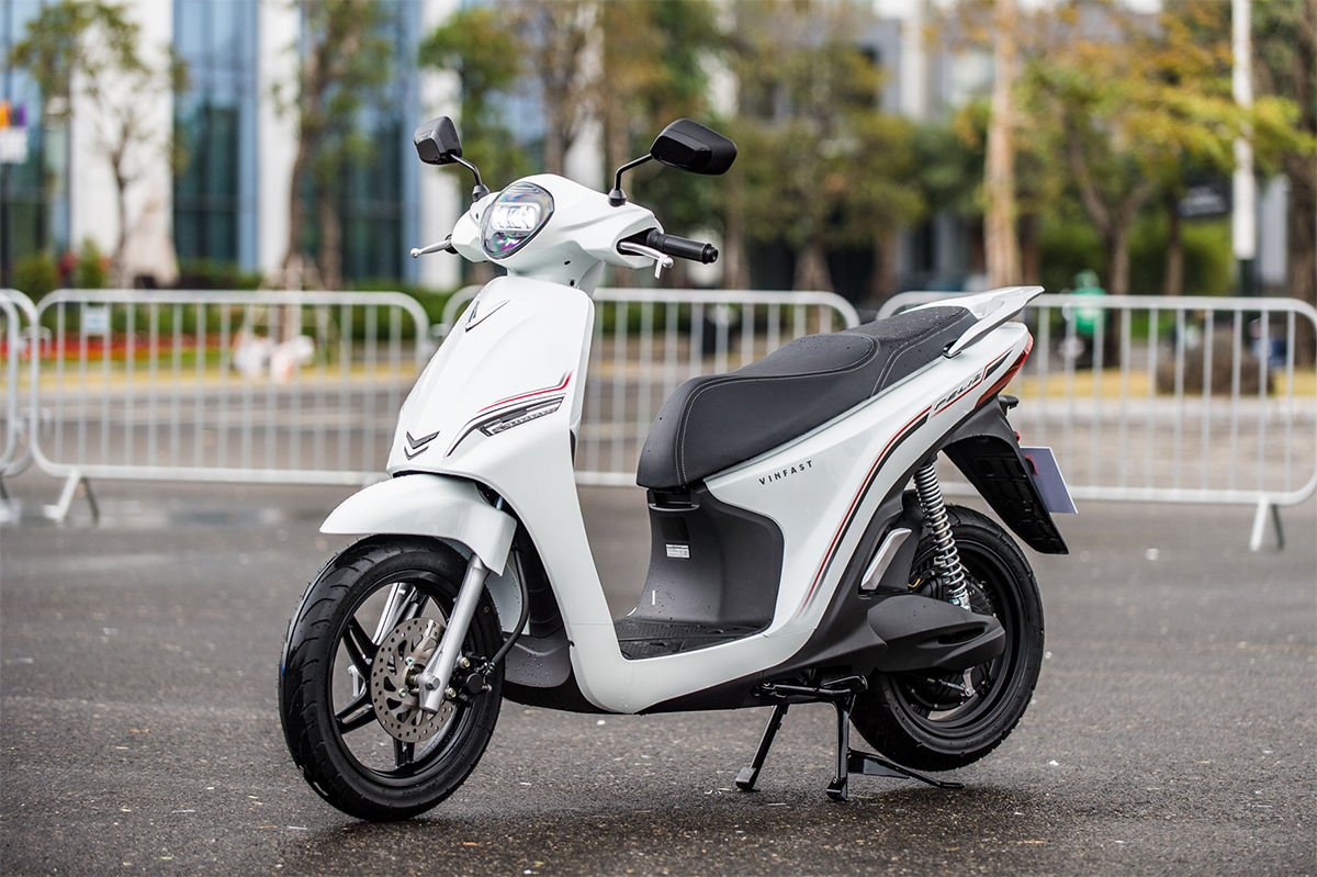 Xe máy Vinfast trắng