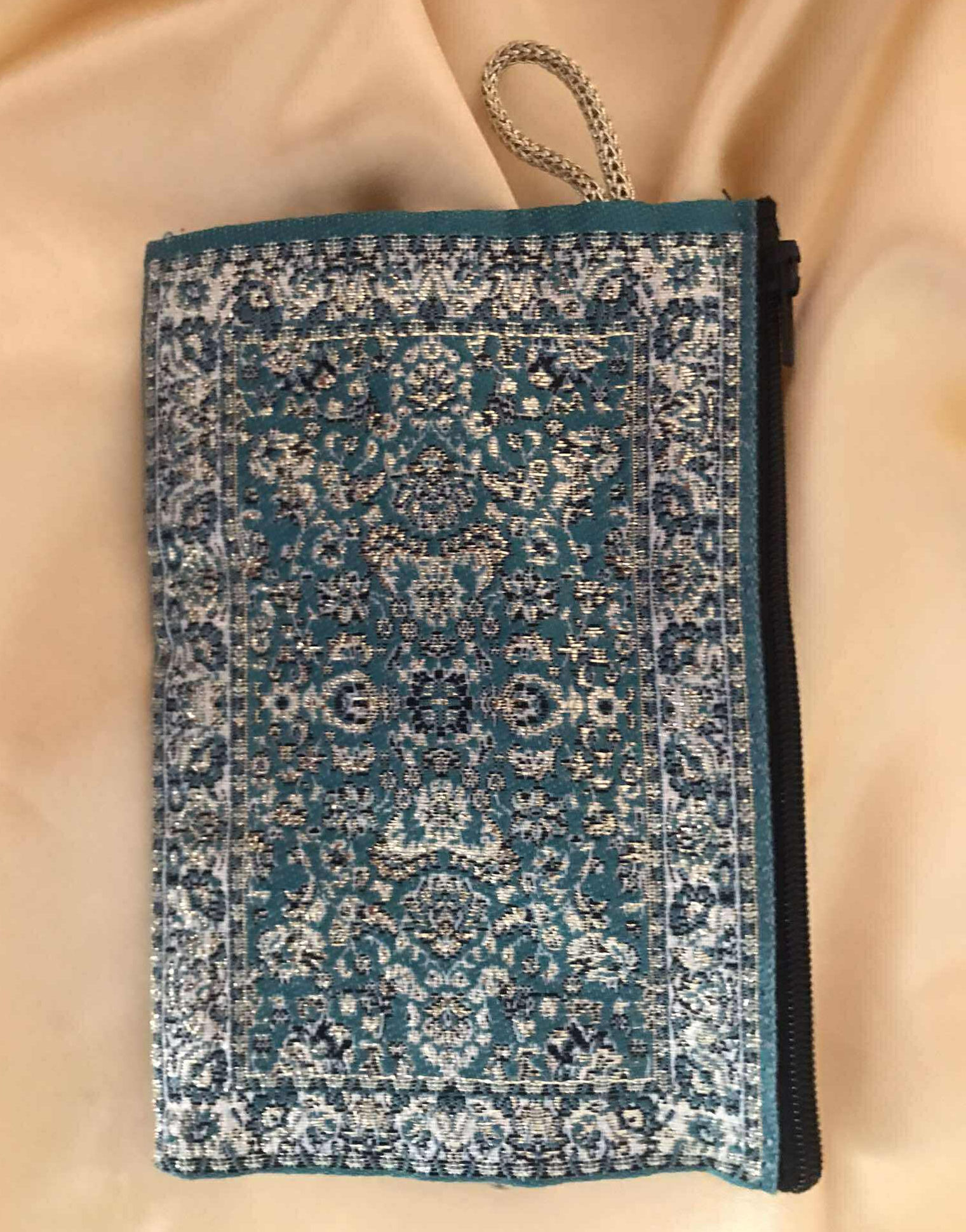 Anatólia árnyai– Török neszesszer és telefontok