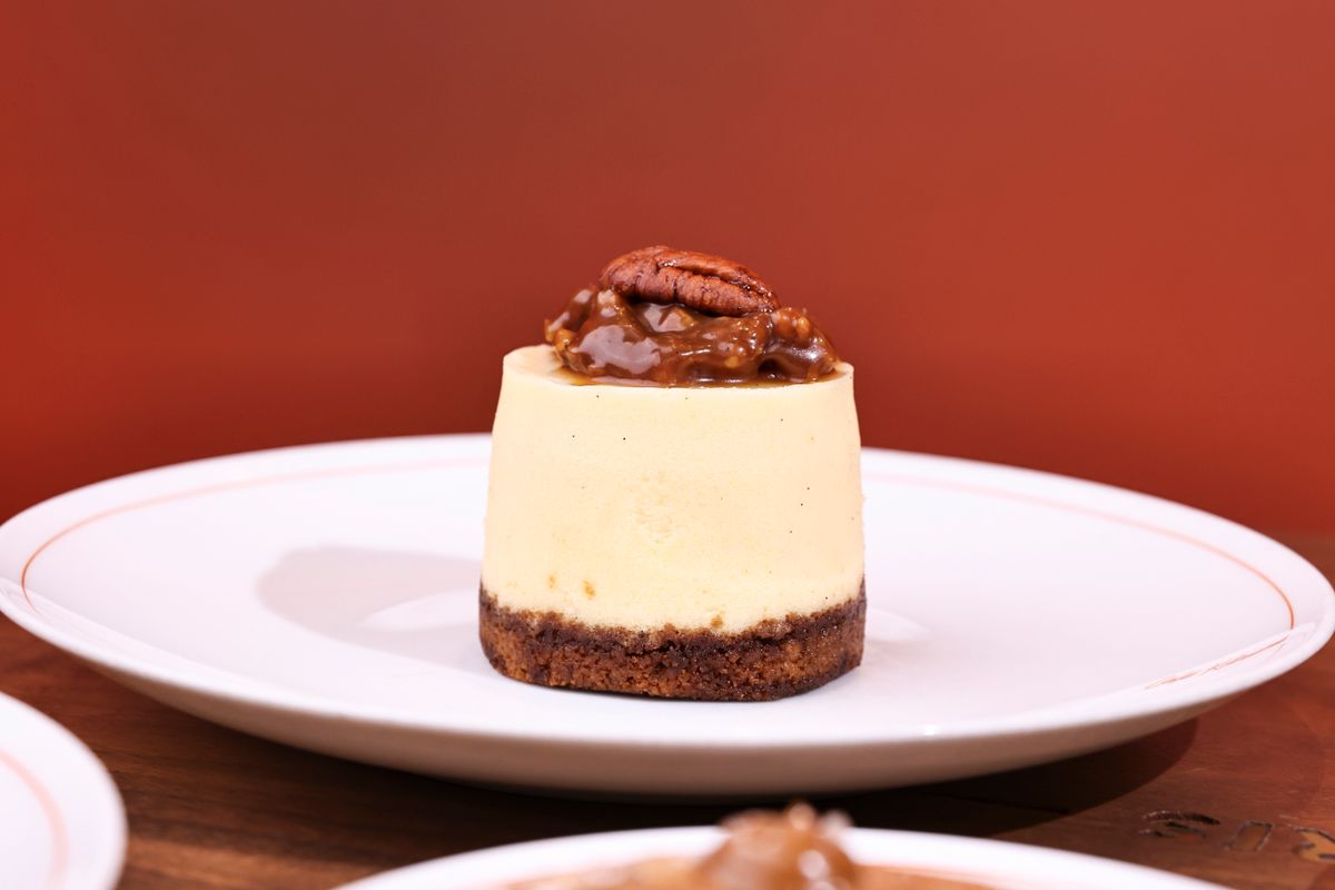 Fırınsız Karamelli Cevizli Cheesecake görseli