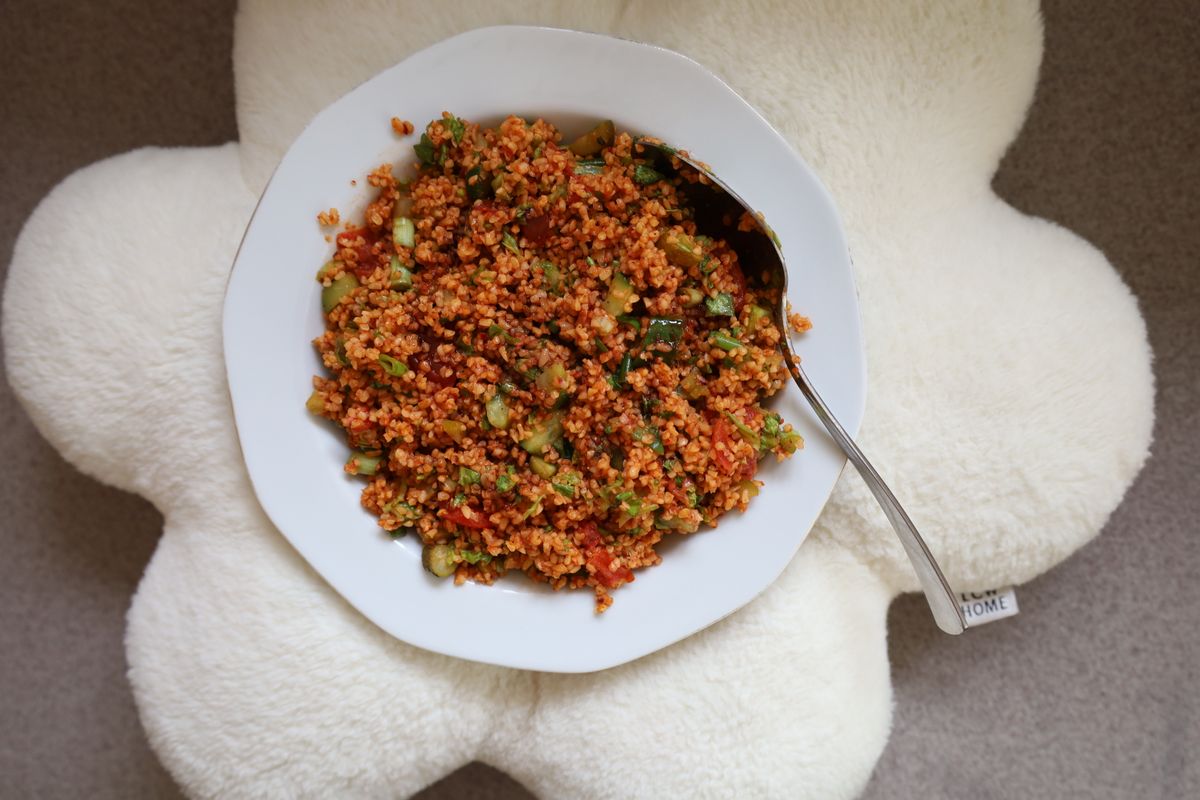 İnce bulgur, yeşillik ve limonla hazırlanmış tam ölçülü kısır