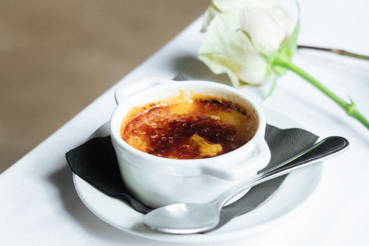 Üzeri karamelize crème brûlée