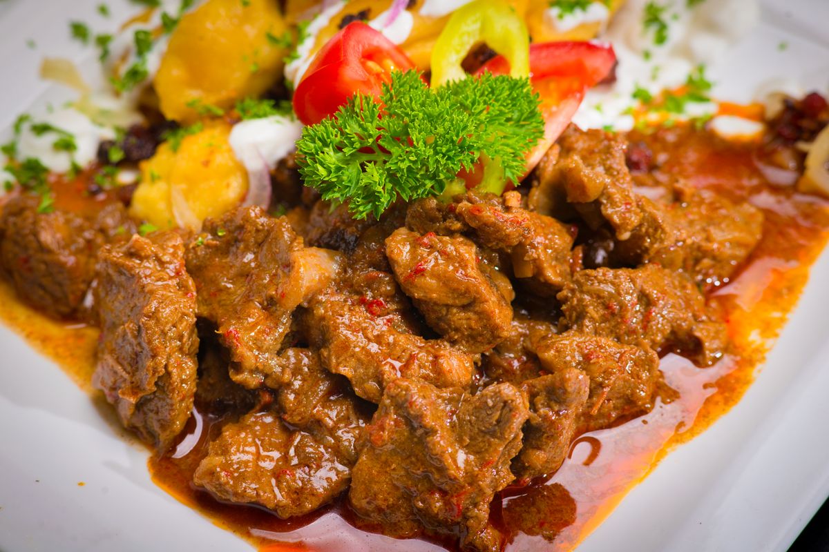 Patates ve dana etiyle hazırlanmış salçalı tas kebabı