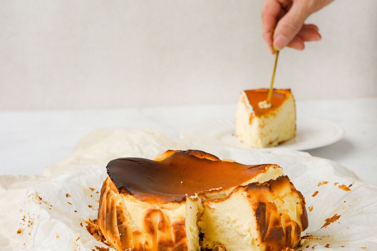 Dilimlenmiş San Sebastian cheesecake