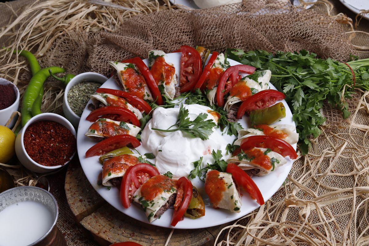 Domates soslu ve yoğurtlu lokanta usulü beyti kebabı servis tabağında